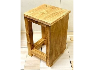 無駄なき究極の形「図工室のイス」