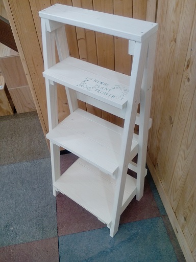 どこでも活躍！「4段ディスプレイラック」