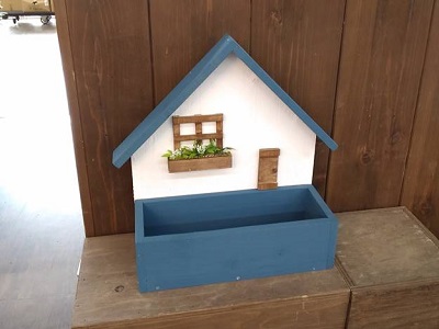 塗装の風合いを楽しむ「おうち型小物入れ」