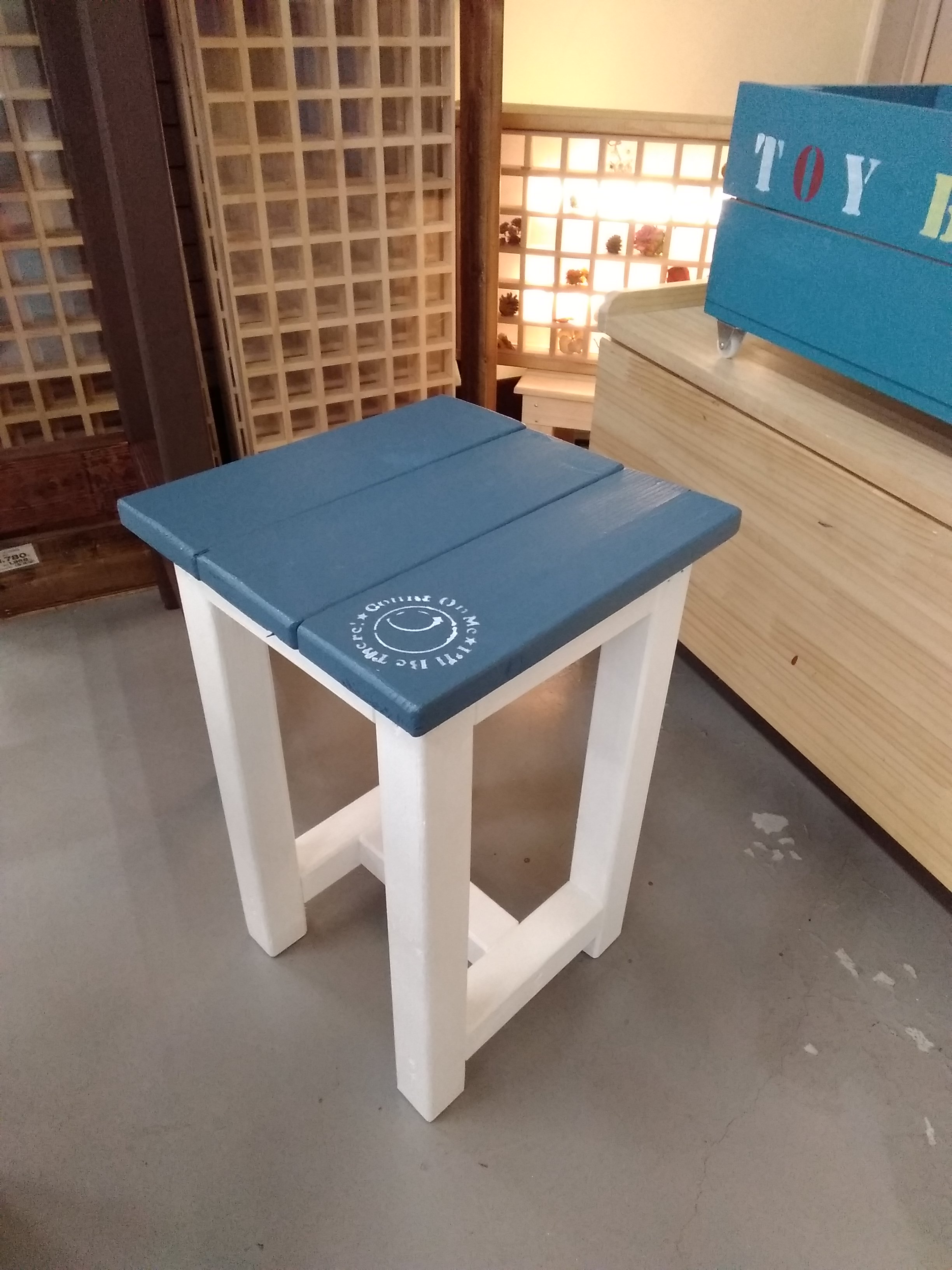 スタンダード角スツール