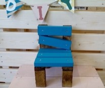 サンタさんを飾ってもかわいい！イス型小物おき