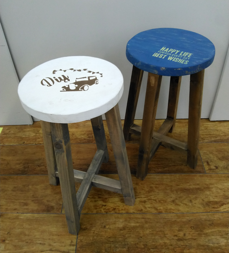 ちょこんと座れる丸いスツール