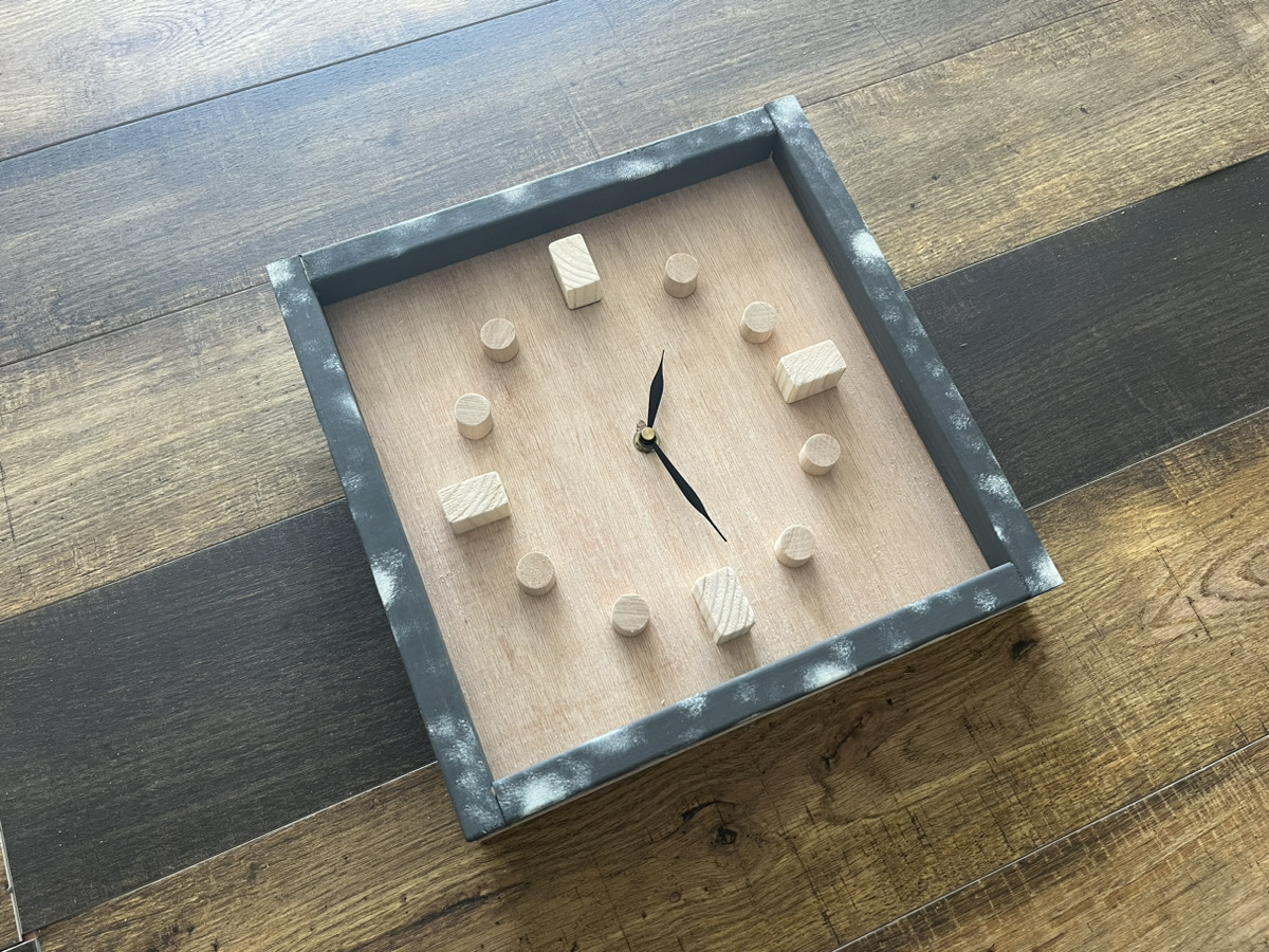 掛けにも置きにもなる「オリジナル時計」