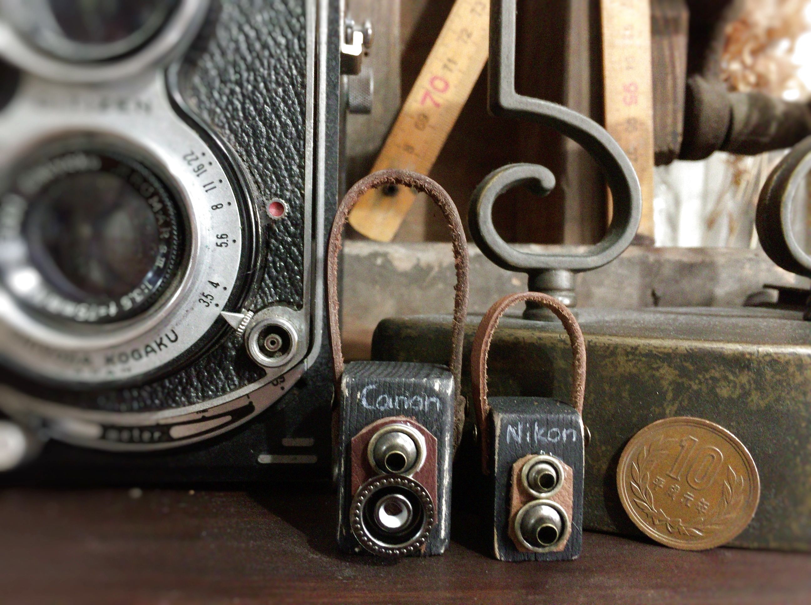 端材と端革でちっちゃいレトロな二眼レフカメラ♪