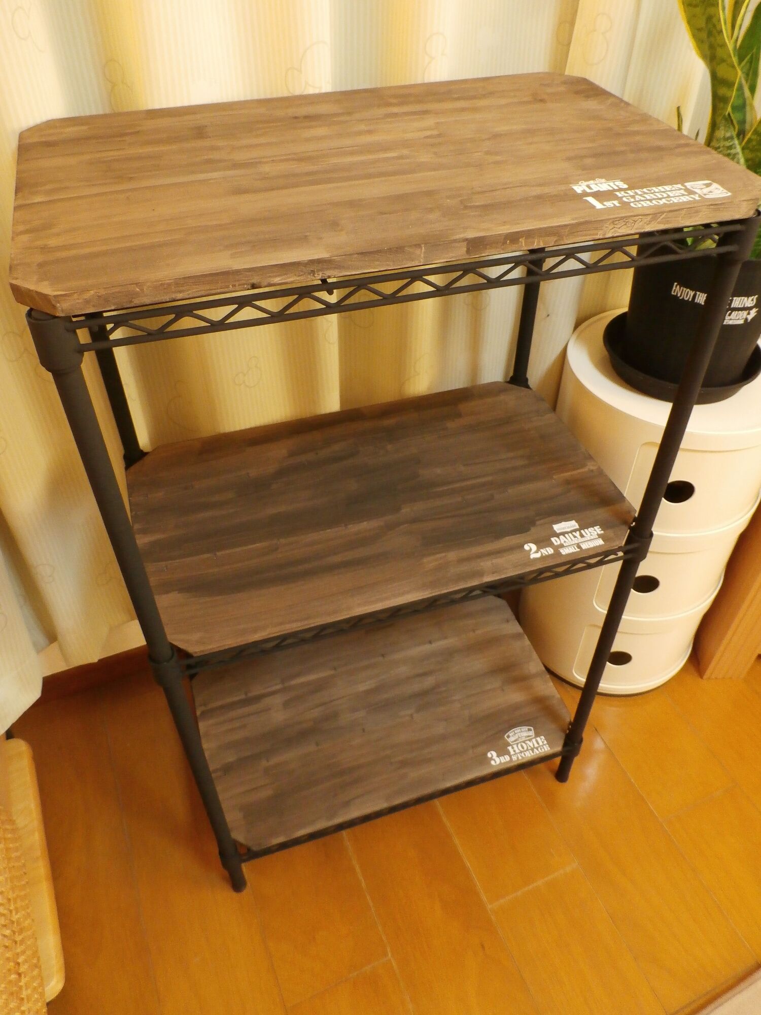 塗る・切る・置くのスリーステップでDIY♪メタルラックを男前に大変身(^^)